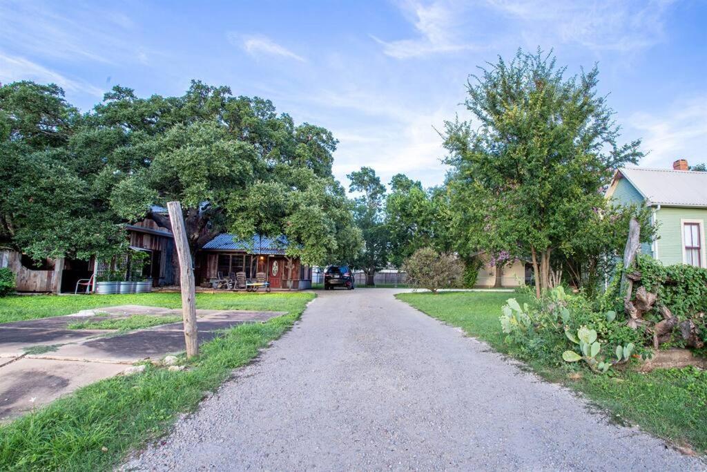Pet Friendly! Hot Tub, 2Mins From Main, Fire Pit Villa Fredericksburg Exterior photo