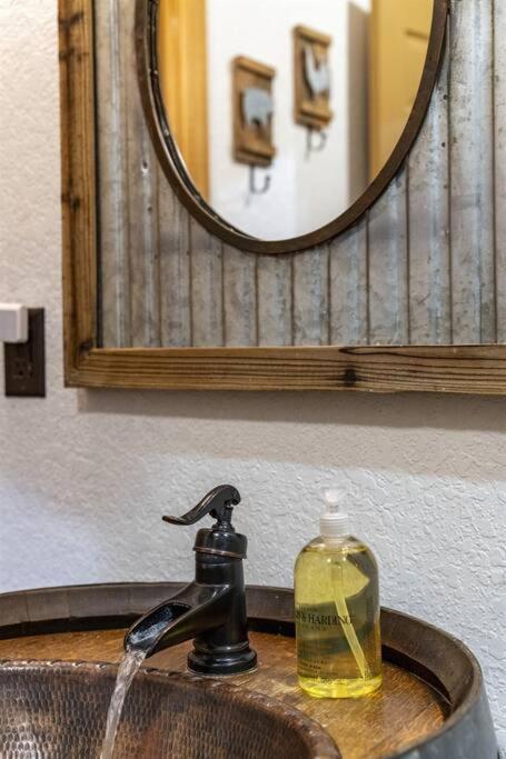 Pet Friendly! Hot Tub, 2Mins From Main, Fire Pit Villa Fredericksburg Exterior photo